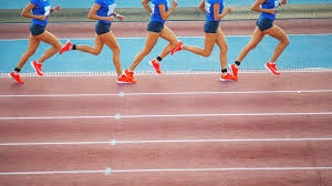 棋牌室众生相：二八杠桌前的贪婪与果敢。（棋牌室群像：二八杠牌桌上的欲望与决断）