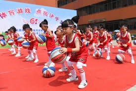 托马斯·弗兰克因指责球迷嘘门将引发争议，面临解雇风险，热刺战绩不佳，球迷矛盾加剧，球队正寻求替补教练。